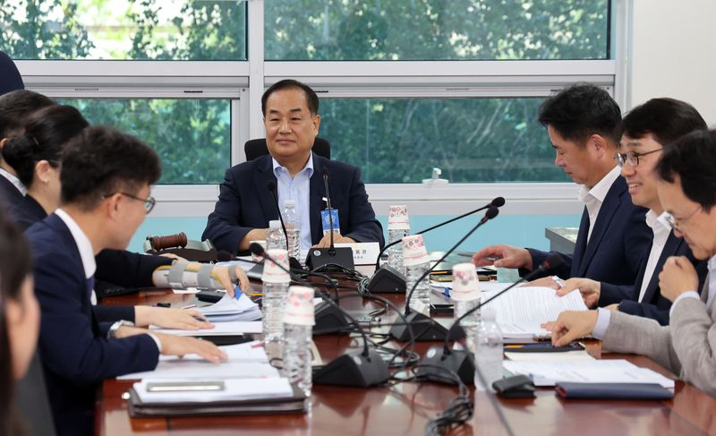 선거관리위원회 특별검사(특검) 국민추천위원장인 김용관 변호사와 소속 위원들이 14일 오전 서울 여의도 국회 의원회관에서 열린 선관위 특검 국민추천위 회의에 자리하고 있다. 뉴스1