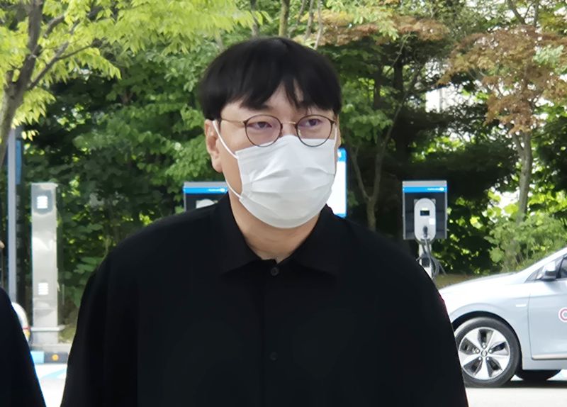 개그맨 이진호가 14일 수원지법 여주지원에서 열린 음주운전 및 불법도박 혐의 사건 첫 공판에 출석하고 있다. 뉴스1