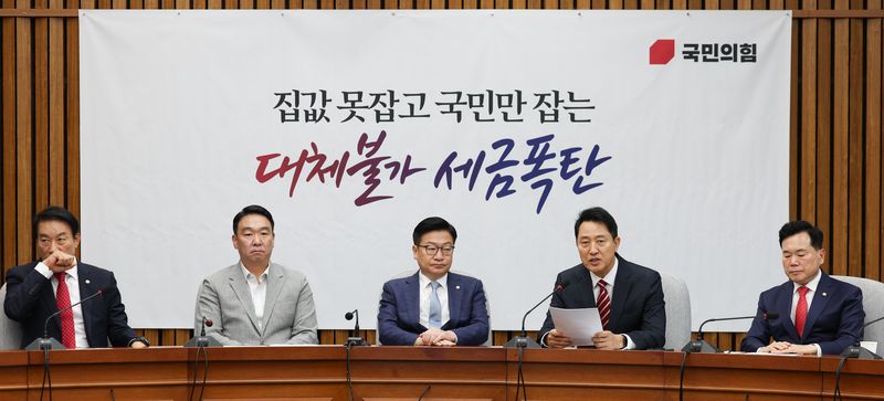 [서울=뉴시스] 김근수 기자 = 오세훈(오른쪽에서 두번째) 서울시장이 14일 오전 서울 여의도 국회에서 열린 원내대책회의에서 발언하고 있다. 2026.08.14. ks@newsis.com /사진=뉴시스