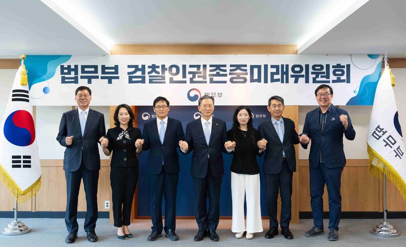 정성호 법무부 장관이 지난 6월 10일 경기 과천시 법무부에서 열린 법무부 검찰인권존중미래위원회 발족식에서 기념촬영을 하고 있다. 뉴시스