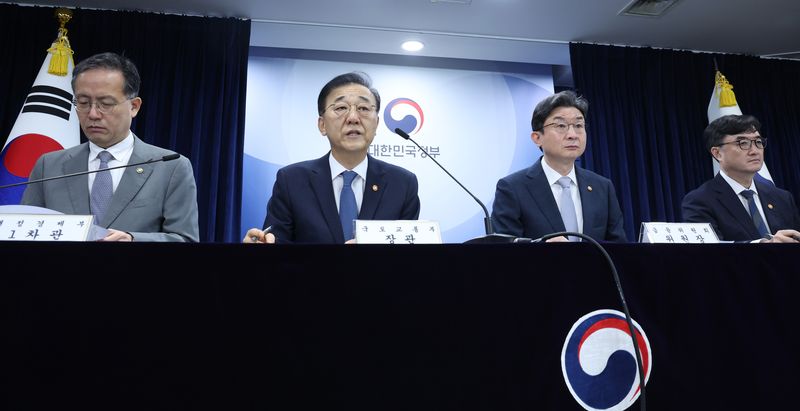 [서울=뉴시스] 조수정 기자 = 김윤덕 국토교통부 장관이 13일 오전 서울 종로구 정부서울청사에서 '전월세 및 매매시장 안정을 위한 주택 신속공급 방안 및 부동산 시장 안정을 위한 금융 종합대책'을 발표하고 있다. 왼쪽부터 이형일 재정경제부 1차관, 김윤덕 국토교통부 장관, 이억원 금융위원장, 임기근 국무조정실장. 2026.08.13. chocrystal@newsis.com