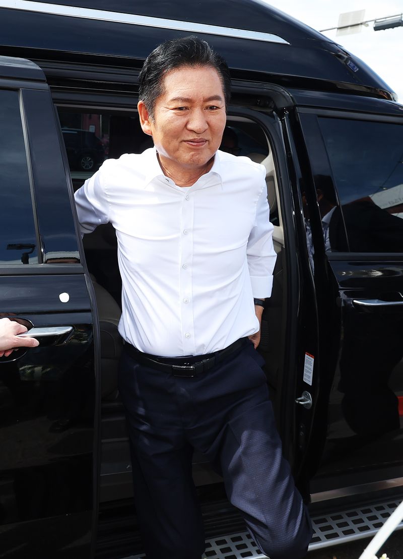 더불어민주당 정청래 당 대표 후보가 14일 경기도 성남시 모란시장을 방문해 차에서 내리고 있다. 연합뉴스