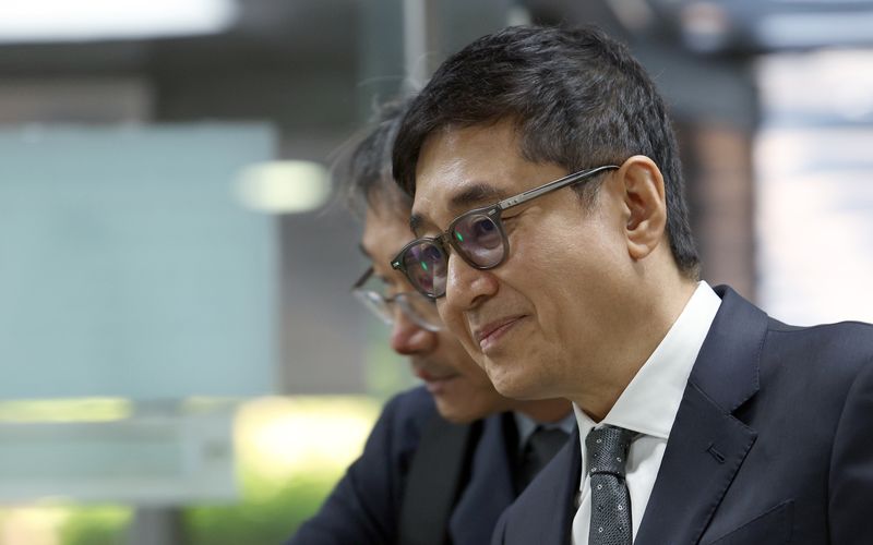횡령·배임 의혹을 받는 이호진 전 태광그룹 회장이 지난 2024년 5월 특정경제범죄가중처벌 등에 관한 법률 위반(횡령) 등 혐의로 서울중앙지방법원에서 열린 구속 전 피의자 심문(영장실질심사)에 출석하고 있다. 사진=뉴스1