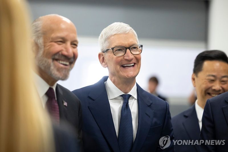 활짝 웃는 러트닉 장관과 팀 쿡 CEO (출처=연합뉴스)