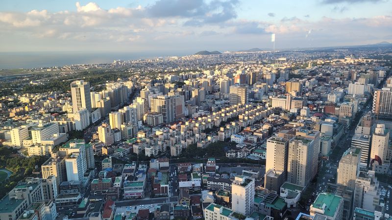 제주시 도심 전경. 올해 2분기 제주 건설수주액은 6920억원으로 전년 동기보다 5690억원 증가했다. 다만 증가액 가운데 발전·송전 분야가 5500억원을 차지해 건설경기 전반의 회복이라기보다 특정 대형사업이 전체 수주액을 끌어올린 구조로 나타났다. /사진=뉴스1