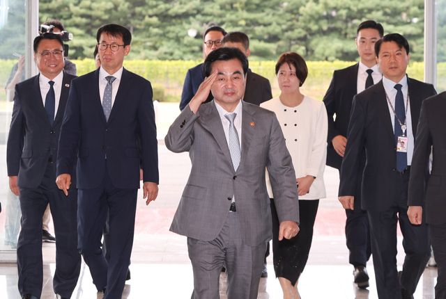 안규백(가운데) 국방부 장관이 14일 오전 서울 용산구 국방부 새 청사에 처음으로 출근하며 거수경례를 하고 있다. 이 건물은 당초 국방부 청사로 쓰였으나, 윤석열 정부에서 대통령실로 바뀌었다가 이재명 정부 출범 후 리모델링을 거쳐 다시 국방부 청사로 돌아갔다. 뉴시스