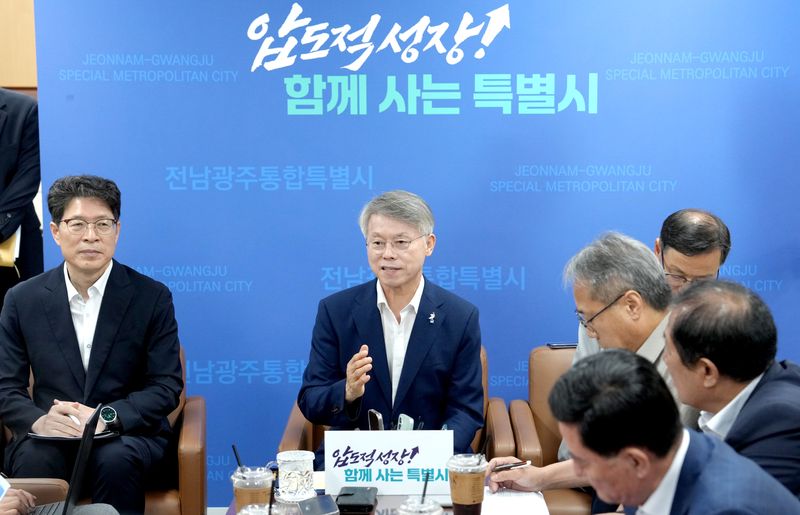 민형배 전남광주통합특별시장이 14일 전남광주통합특별시의회 무안청사 초의실에서 열린 시의회와 비공개 현안 간담회에서 인사말을 통해 "SK가 전남 동부권에 100조원가량 대규모 투자 계획을 발표할 예정"이라고 밝혔다. 사진은 민형배 시장이 통합특별시 출범 한 달을 맞아 지난 3일 무안청사에서 기자차담회를 하고 있는 모습. 전남광주통합특별시 제공