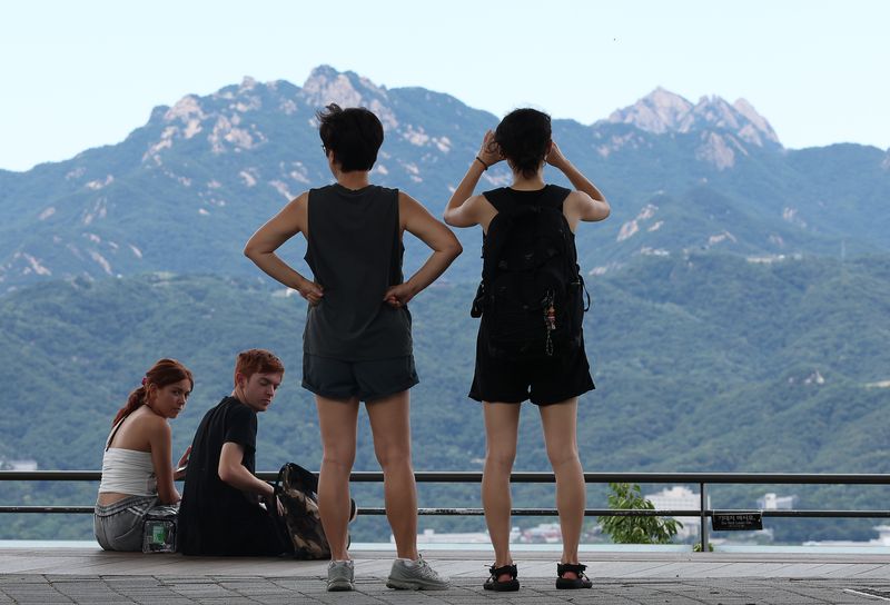 폭염이 다소 누그러진 9일 오후 서울 용산구 남산공원에서 시민들이 풍경을 바라보고 있다. 뉴시스