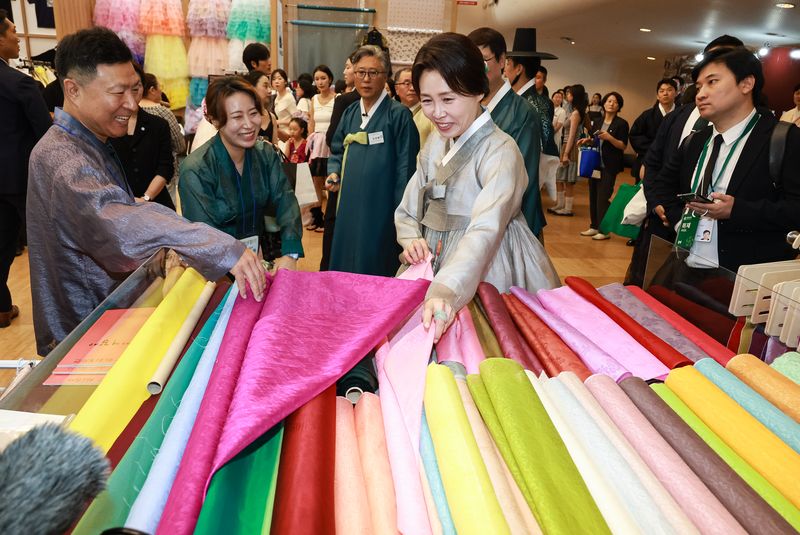 김혜경 여사가 14일 서울 동대문디자인플라자(DDP)에서 열린 2026 한복상점 전시회를 찾아 전시 부스를 살펴보고 있다. 청와대통신사진기자단