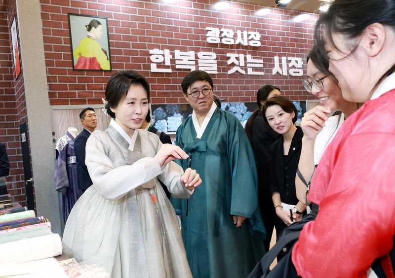 김혜경 여사가 8월 14일 서울 동대문디자인플라자(DDP)에서 열린 2026 한복상점 전시회에서 한복을 입은 시민들과 대화 하고 있다. 청와대통신사진기자단