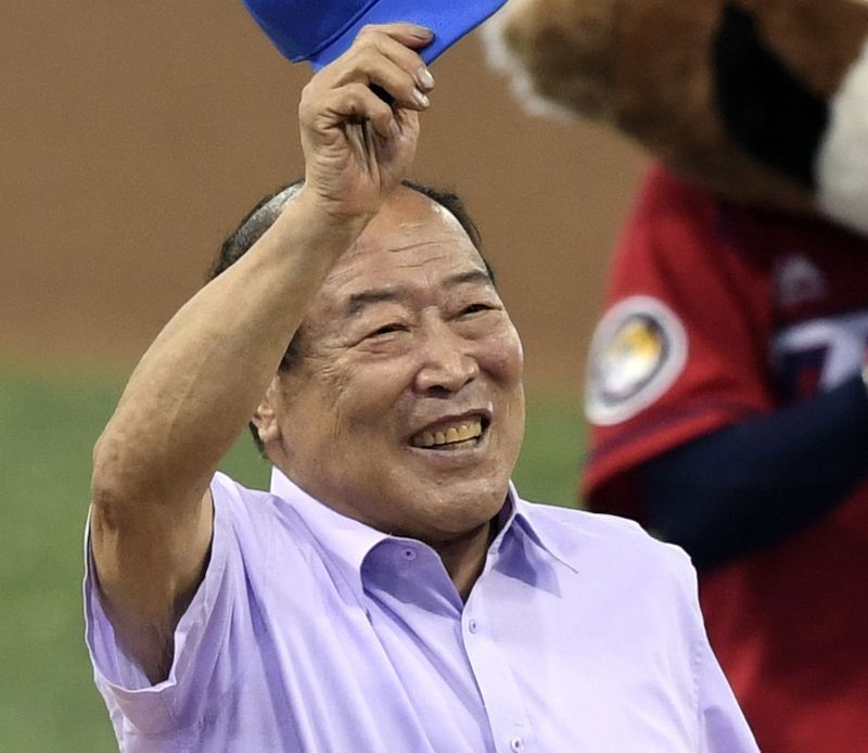 한국프로야구 유일한 4할 타자인 백인천 전 감독이 14일 오전 뇌경색 악화로 별세했다. 향년 83세. 사진은 백 전 감독이 지난 2016년 7월 16일 서울 구로구 고척스카이돔에서 열린 '2016 KB0 리그 올스타전' 나눔 올스타대 드림 올스타의 경기에 앞서 인사하는 모습.뉴스1