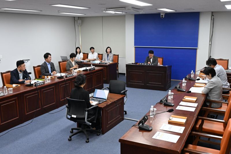 제주특별자치도의회 기후경제부지사 후보자 인사청문 특별위원회가 14일 도의회에서 제1차 회의를 열고 위원장·부위원장 선임과 인사청문회 실시계획서를 논의하고 있다. 이창흠 기후경제부지사 후보자에 대한 인사청문회는 오는 26일 열린다. /사진=제주특별자치도의회 제공