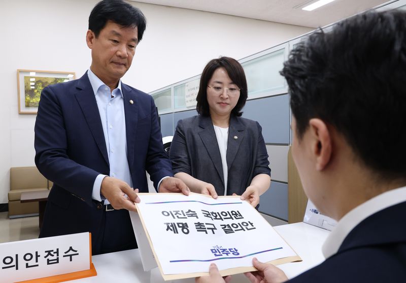 박균택(왼쪽) 더불어민주당 원내부대표와 이주희 원내대변인이 14일 여의도 국회 의안과에 5·18 민주화운동 왜곡·폄훼 논란과 관련한 이진숙 국민의힘 의원 제명 촉구 결의안을 제출하고 있다. 뉴시스