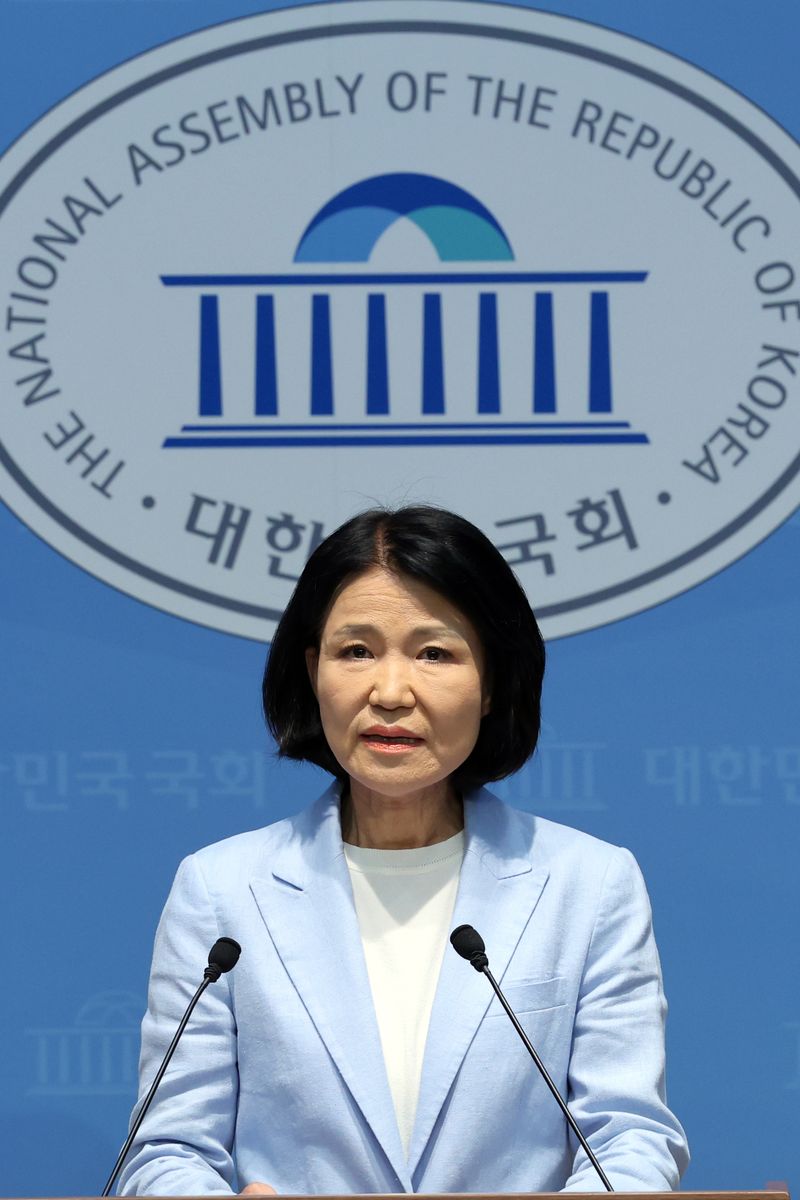 이진숙 국민의힘 의원이 14일 오후 서울 여의도 국회 소통관에서 5·18 민주화운동 관련 기자회견을 하고 있다. 뉴스1