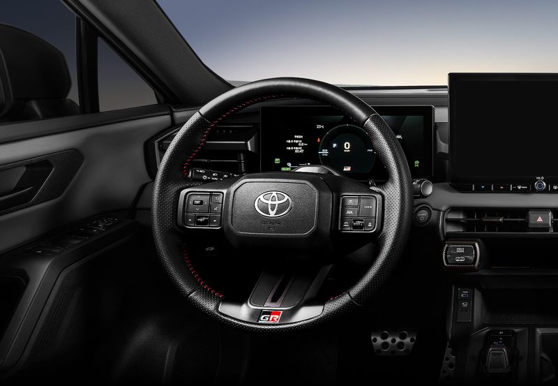 올 뉴 RAV4 PHEV GR 로고 적용 전용 스티어링 휠. 토요타코리아 제공.