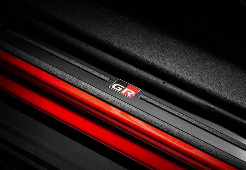 올 뉴 RAV4 PHEV GR-S 프론트 도어 스커프 플레이트. 토요타코리아 제공.