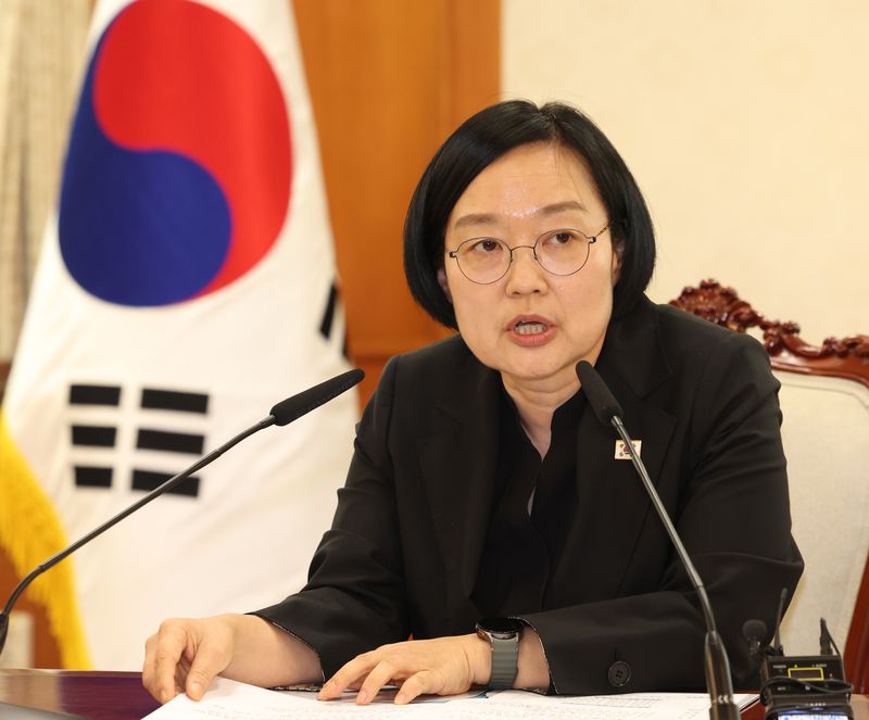 한성숙 국무총리가 14일 오후 서울 종로구 정부서울청사에서 주택 신속공급 점검 회의를 주재하고 있다. 뉴시스