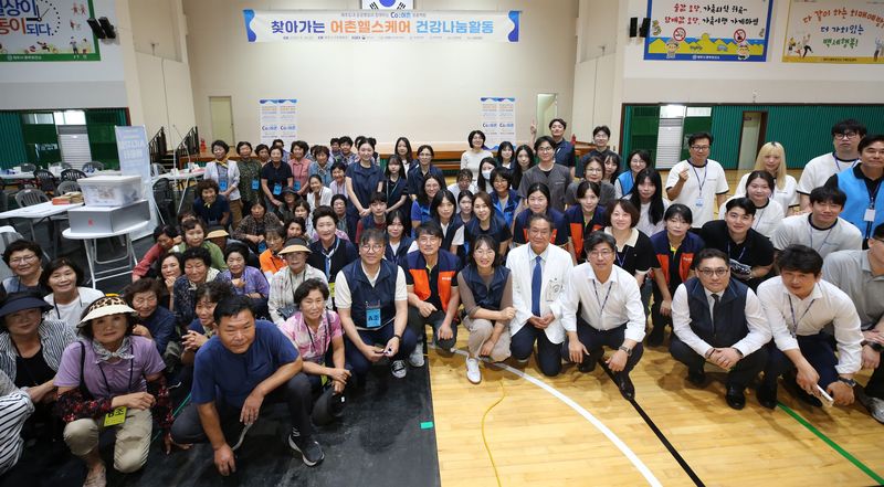 제주대학교병원과 도내 의료기관 의료진, 지역 어업인들이 14일 제주시 구좌읍 구좌체육관에서 열린 ‘Co:어촌 헬스케어 찾아가는 무상검진’을 마친 뒤 기념촬영을 하고 있다. 이날 해녀와 어민 등 150여명을 대상으로 건강검진과 진료가 진행됐다. /사진=제주대학교병원 제공