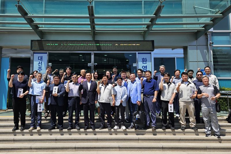 지난 14일 ‘2026 K-스마트 등대공장 견학’ 프로그램이 운영된 부산 기장군 대선주조에서 부산지방중소벤처기업청과 대선주조 및 참여기업 관계자들이 함께 기념촬영하고 있다. 부산지방중소벤처기업청 제공