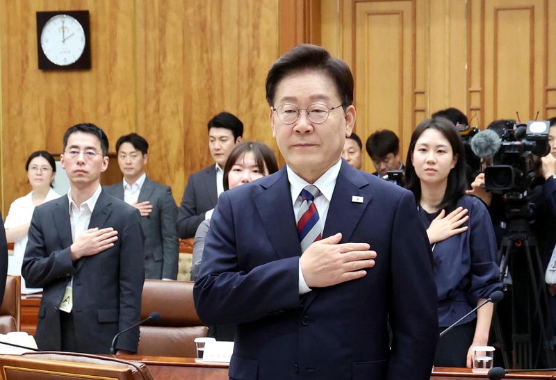 이재명 대통령이 14일 청와대에서 열린 청년정책 대전환을 위한 청년정책 전문가 간담회에서 국민의례를 하고 있다. 뉴시스