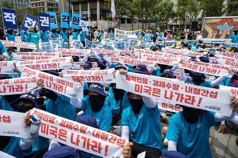14일 오전 서울 종로구 세종문화회관 계단 앞에서 자주평화실천단이 '전작권 즉각 환수 촉구 기자회견 및 공동투쟁'을 진행하고 있다.