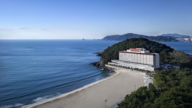 부산 해운대 해변가 동백섬 입구에 위치한 웨스틴 조선 부산 전경. 웨스틴 조선 부산 제공