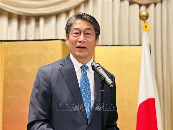 이토 나오키 주베트남 일본 대사가 지난 4월 28일 다카이치 사나에 일본 총리의 베트남 방문에 앞서 진행된 기자회견에서 발언하고 있다. 사진=베트남통신사