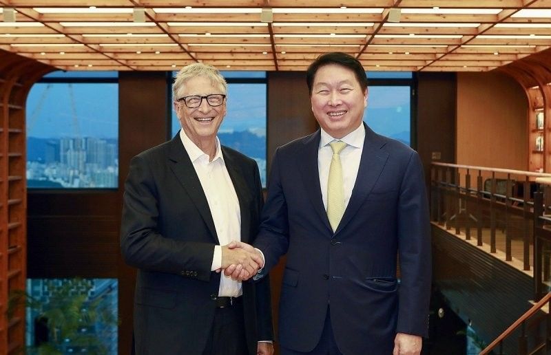 최태원 SK그룹 회장(오른쪽)과 빌 게이츠 마이크로소프트(MS) 공동창업자이자 테라파워 창업자. 연합뉴스