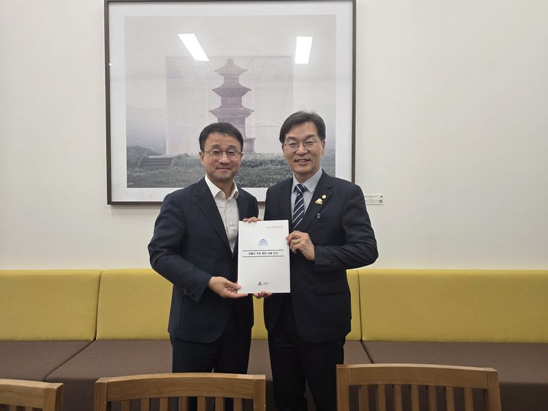 김중남 강릉시장이 14일 국회를 방문, 한병도 더불어민주당 원내대표를 만나 지역 현안에 대한 협조를 요청했다. 강릉시 제공
