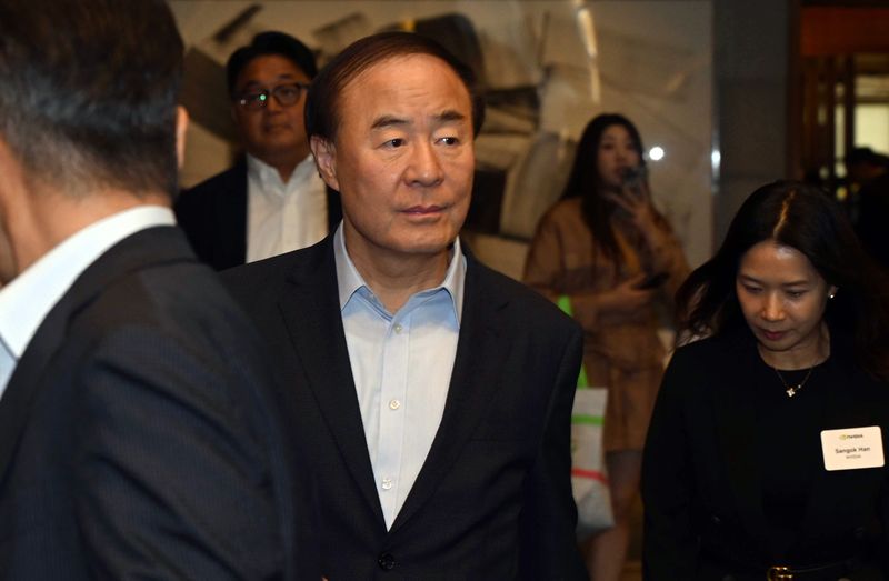 전영현 삼성전자 대표이사 겸 디바이스솔루션(DS) 부문장(부회장)이 지난 6월 8일 오후 서울 중구 신라호텔에서 열린 젠슨 황 엔비디아 최고경영자의 '코리아 AI 에코시스템 리셉션'에 참석하기 위해 이동하고 있다. 뉴시스