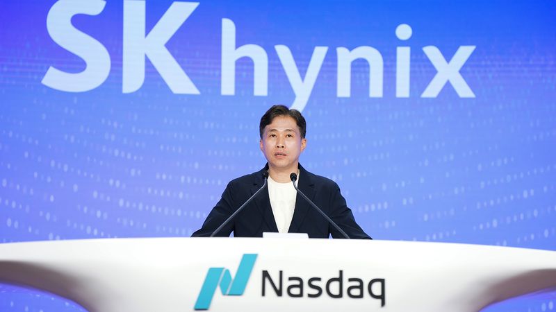 [서울=뉴시스] 홍효식 기자 = 곽노정 SK하이닉스 CEO가 10일(현지 시간) 오전 미국 뉴욕 나스닥 마켓사이트에서 열린 나스닥 '오프닝 벨' 행사에서 AI 메모리 비전에 대해 발표하고 있다. (사진=SK하이닉스 제공) 2026.07.11. photo@newsis.com *재판매 및 DB 금지