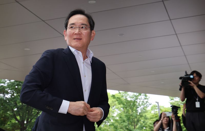 [서울=뉴시스] 박주성 기자 = 이재용 삼성전자 회장이 7일 서울 강서구 김포국제공항 비즈니스센터로 출국하고 있다. 이 회장은 '억만장자들의 여름캠프'로 불리는 미국 '선밸리 콘퍼런스'에 2년 연속 참석할 예정이다. 2026.07.07 park7691@newsis.com