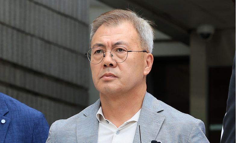 12.3 비상계엄에 가담한 의혹을 받는 강호필 전 육군 지상작전사령관이 13일 서울 서초구 서울중앙지방법원에서 열린 구속 전 피의자 심문(영장실질심사)을 마치고 법원을 나서고 있다. 2026.7.13 ⓒ 뉴스1 이호윤 기자