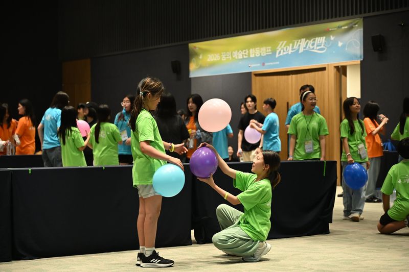 문화체육관광부와 한국문화예술교육진흥원이 마련한 '2026 꿈의 페스티벌 밀양'은 꿈의 극단 출범 이후 처음 열린 연극 분야 단독 합동캠프다. 지난 12일부터 14일까지 밀양아리랑아트센터와 호텔 아리나 일대에서 진행됐으며, 구리·사천·전주 3개 거점기관 단원 55명을 비롯해 오만석 총감독 등 관계자 약 140명이 참여했다.. 한국문화예술교육진흥원 제공