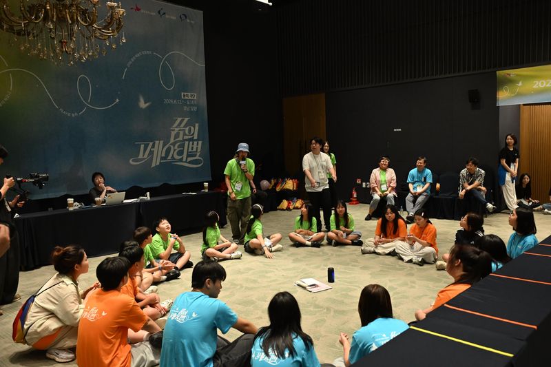 문화체육관광부와 한국문화예술교육진흥원이 마련한 '2026 꿈의 페스티벌 밀양'은 꿈의 극단 출범 이후 처음 열린 연극 분야 단독 합동캠프다. 지난 12일부터 14일까지 밀양아리랑아트센터와 호텔 아리나 일대에서 진행됐으며, 구리·사천·전주 3개 거점기관 단원 55명을 비롯해 오만석 총감독 등 관계자 약 140명이 참여했다.. 한국문화예술교육진흥원 제공