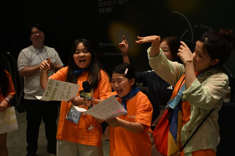 문화체육관광부와 한국문화예술교육진흥원이 마련한 '2026 꿈의 페스티벌 밀양'은 꿈의 극단 출범 이후 처음 열린 연극 분야 단독 합동캠프다. 지난 12일부터 14일까지 밀양아리랑아트센터와 호텔 아리나 일대에서 진행됐으며, 구리·사천·전주 3개 거점기관 단원 55명을 비롯해 오만석 총감독 등 관계자 약 140명이 참여했다.. 한국문화예술교육진흥원 제공