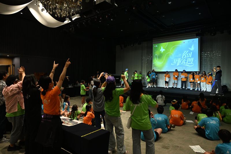 문화체육관광부와 한국문화예술교육진흥원이 마련한 '2026 꿈의 페스티벌 밀양'은 꿈의 극단 출범 이후 처음 열린 연극 분야 단독 합동캠프다. 지난 12일부터 14일까지 밀양아리랑아트센터와 호텔 아리나 일대에서 진행됐으며, 구리·사천·전주 3개 거점기관 단원 55명을 비롯해 오만석 총감독 등 관계자 약 140명이 참여했다.. 한국문화예술교육진흥원 제공