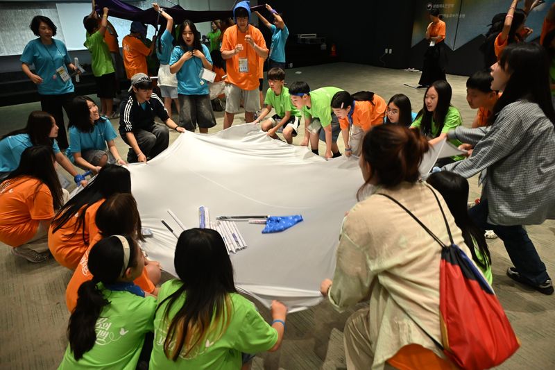 문화체육관광부와 한국문화예술교육진흥원이 마련한 '2026 꿈의 페스티벌 밀양'은 꿈의 극단 출범 이후 처음 열린 연극 분야 단독 합동캠프다. 지난 12일부터 14일까지 밀양아리랑아트센터와 호텔 아리나 일대에서 진행됐으며, 구리·사천·전주 3개 거점기관 단원 55명을 비롯해 오만석 총감독 등 관계자 약 140명이 참여했다.. 한국문화예술교육진흥원 제공