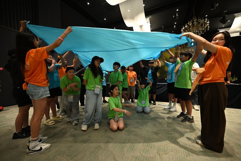 문화체육관광부와 한국문화예술교육진흥원이 마련한 '2026 꿈의 페스티벌 밀양'은 꿈의 극단 출범 이후 처음 열린 연극 분야 단독 합동캠프다. 지난 12일부터 14일까지 밀양아리랑아트센터와 호텔 아리나 일대에서 진행됐으며, 구리·사천·전주 3개 거점기관 단원 55명을 비롯해 오만석 총감독 등 관계자 약 140명이 참여했다. 한국문화예술교육진흥원 제공
