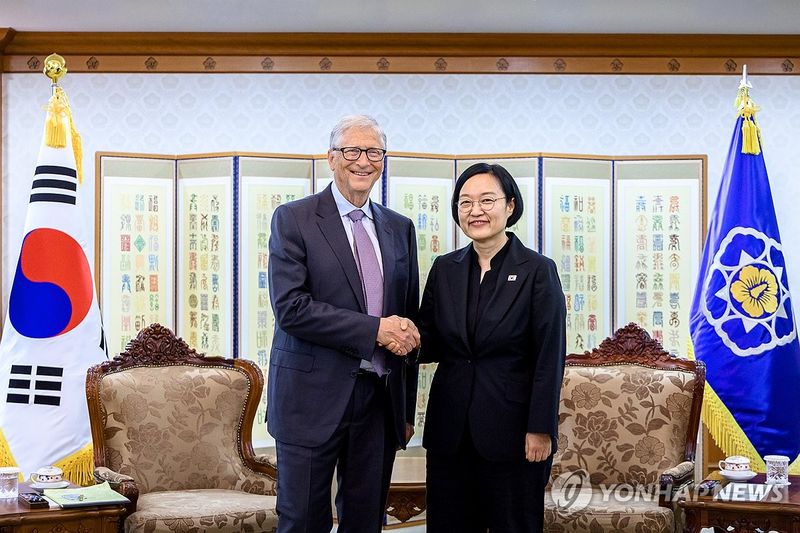 빌 게이츠 이사장과 악수하는 한성숙 총리 (출처=연합뉴스)