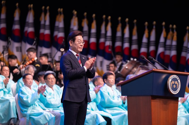 이재명 대통령이 15일 서울 종로구 세종문화회관에서 열린 제80주년 광복절 경축식에서 박수를 치고 있다. (대통령실 제공. 재판매 및 DB금지) 2025.8.15 ⓒ 뉴스1 이재명 기자