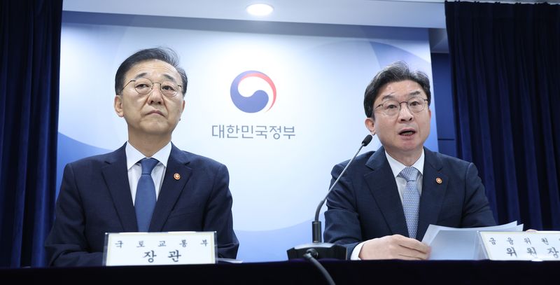 [서울=뉴시스] 조수정 기자 = 이억원 금융위원장이 13일 오전 서울 종로구 정부서울청사에서 '전월세 및 매매시장 안정을 위한 주택 신속공급 방안 및 부동산 시장 안정을 위한 금융 종합대책'을 발표하고 있다. 왼쪽은 김윤덕 국토교통부 장관. 2026.08.13. chocrystal@newsis.com