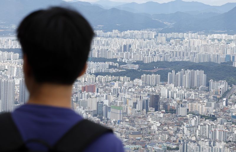 [서울=뉴시스] 김혜진 기자 = 13일 서울 송파구 롯데월드타워 전망대 서울스카이에서 서울시내 아파트가 내려다보이고 있다. 2026.08.13. jini@newsis.com