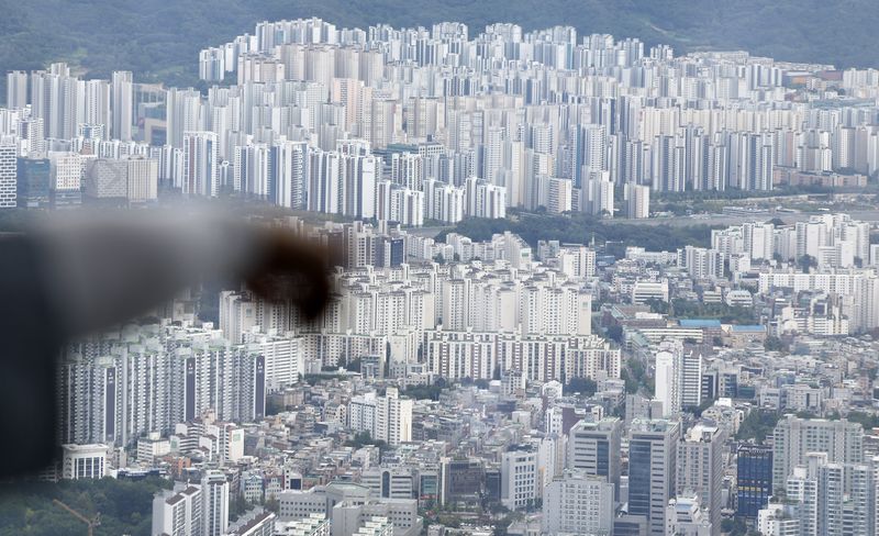 [서울=뉴시스] 김혜진 기자 = 정부가 재건축·재개발 등 민간 정비사업 인센티브를 제공해 2030년까지 약 23만4000호 규모의 도심 주택 착공을 지원하겠다고 밝혔다. 국토교통부와 재정경제부, 금융위원회 등 관계부처는 13일 오전 정부서울청사에서 열린 '전월세 및 매매시장 안정을 위한 주택 신속공급 방안' 브리핑을 통해 이같이 발표했다.13일 서울 송파구 롯데월드타워 전망대 서울스카이에서 서울시내 아파트가 내려다보이고 있다. 2026.08.13. jini@newsis.com