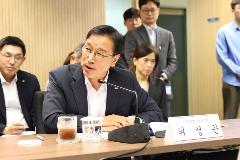 위성곤 제주특별자치도지사가 14일 서울 종로구 대한민국시도지사협의회 대회의실에서 열린 제61차 총회에서 발언하고 있다. 위 지사는 중앙권한의 지방 이양과 지방재정 확충 등 자치분권 현안에 전국 시·도와 공동 대응하겠다고 강조했다. /사진=제주특별자치도 제공