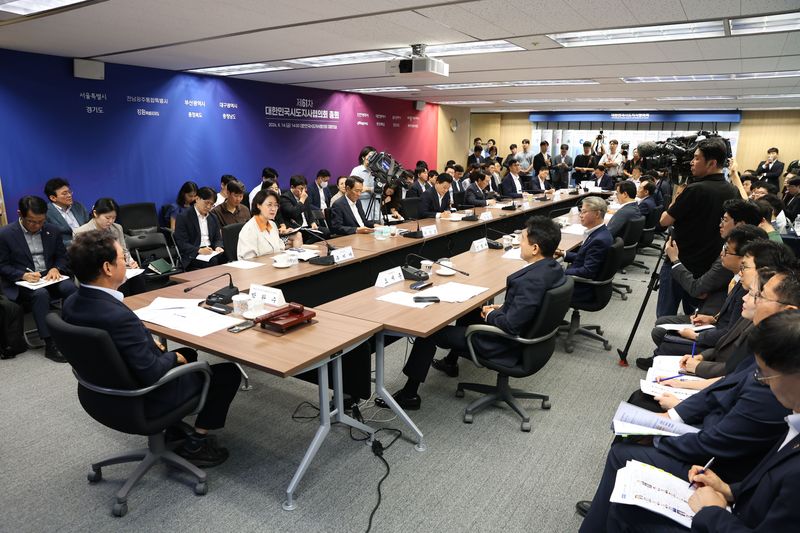 전국 시·도지사들이 14일 서울 종로구 대한민국시도지사협의회 대회의실에서 자치분권과 지방재정 확충, 자치경찰 제도개선 등 지방정부 현안을 논의하고 있다. /사진=제주특별자치도 제공