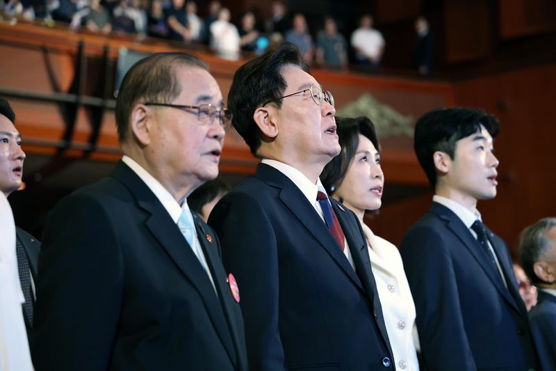 [서울=뉴시스] 조성봉 기자 = 이재명 대통령이 15일 서울 종로구 세종문화회관에서 열린 제81주년 광복절 경축식에서 애국가를 부르고 있다.(청와대통신사진기자단) 2026.08.15. suncho21@newsis.com