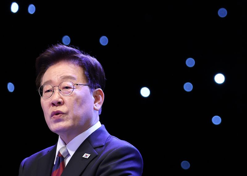 이재명 대통령이 15일 서울 종로구 세종문화회관에서 열린 제81주년 광복절 경축식에서 경축사를 하고 있다. 뉴스1