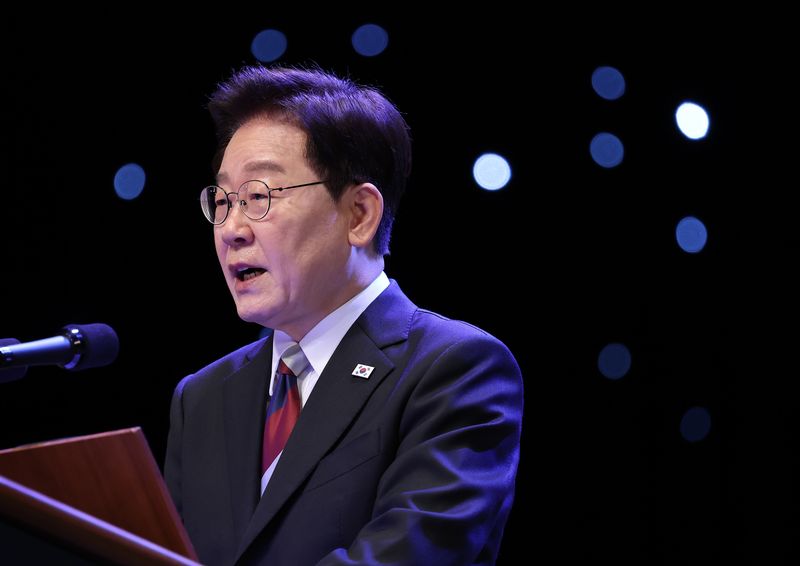 이재명 대통령이 15일 서울 종로구 세종문화회관에서 열린 제81주년 광복절 경축식에서 경축사를 하고 있다. 연합뉴스