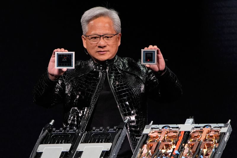 [라스베이거스=AP/뉴시스] 젠슨 황 엔비디아 최고경영자(CEO)가 5일(현지 시간) 미 네바다주 라스베이거스 퐁텐블로 호텔에서 세계 최대 IT·전자 전시회 'CES 2026' 개막을 앞두고 열린 엔비디아 라이브에서 차세대 그래픽 처리장치 루빈 GPU와 중앙처리장치 베라 CPU를 들어 보이고 있다. 2026.01.06.